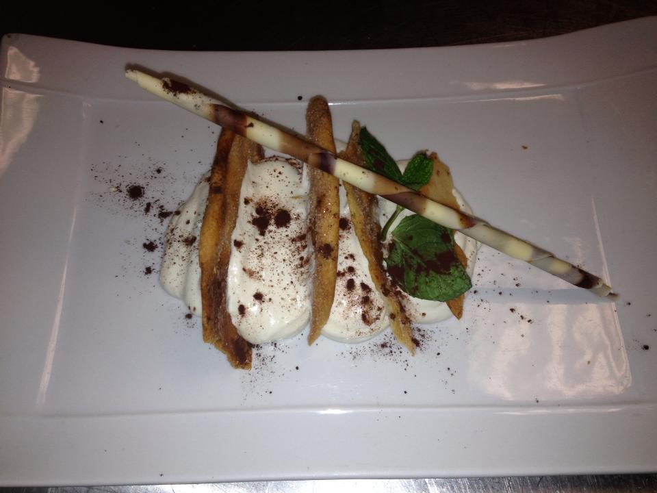 INESROSALESsau's tweet photo. En @ZarateVinoteca (Huelva) encontrarás este increíble postre "Milhojas de Tortas de #InésRosales, espuma de chocolate blanco y rica hembra" https://t.co/tnfBo0SV0P