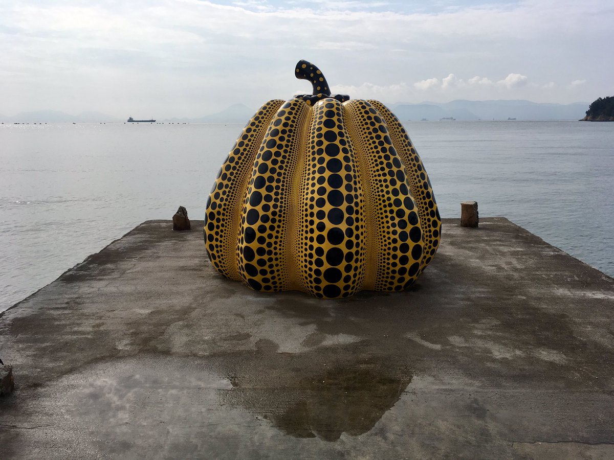 "Pumpkin", Werk der japanischen Künstlerin Yayoi Kusama auf der Insel Naoshima.