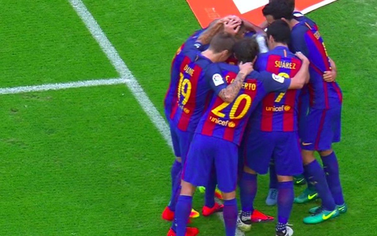 FonsiLoaiza's tweet photo. Botella impacta en un jugador del Barça: 1.500€
Pancarta 'Jimmy vive', hincha asesinado: 120.000€
La Liga de la Fuerza Nueva de @Tebasjavier https://t.co/Kij0rf4pPb