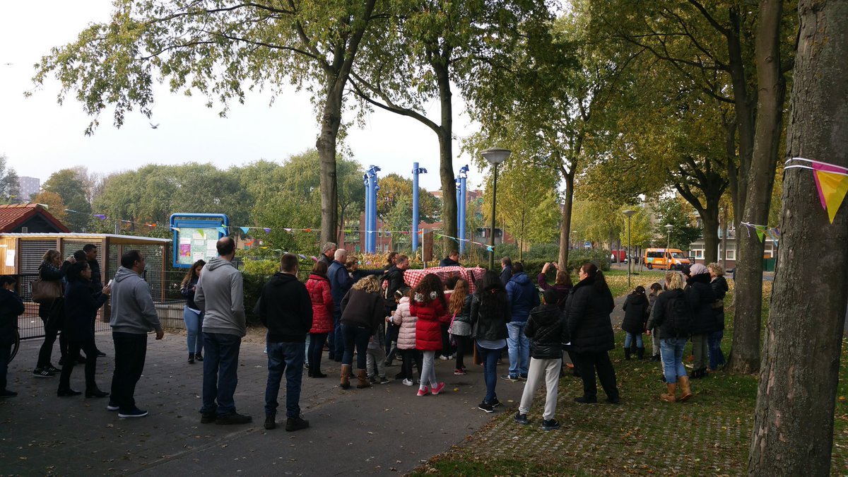 POL_Gerard_HHT's tweet photo. Officiële opening van de nieuwe #broodcontainer aan de #Stuwstraat door jeugd #Molenwijk en stadsdeeldirecteur Hassan van @GemeenteDenHaag https://t.co/4VbieUzwm2