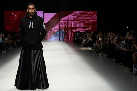 toquedegata's tweet photo. Lacrou! #SeuJorge faz desfile emblemático na #SPFW com a grife #LAB, do cantor #Emicida. Confira -> https://t.co/jE6hkTytvK  #Diversidade https://t.co/WPQSSDeasz