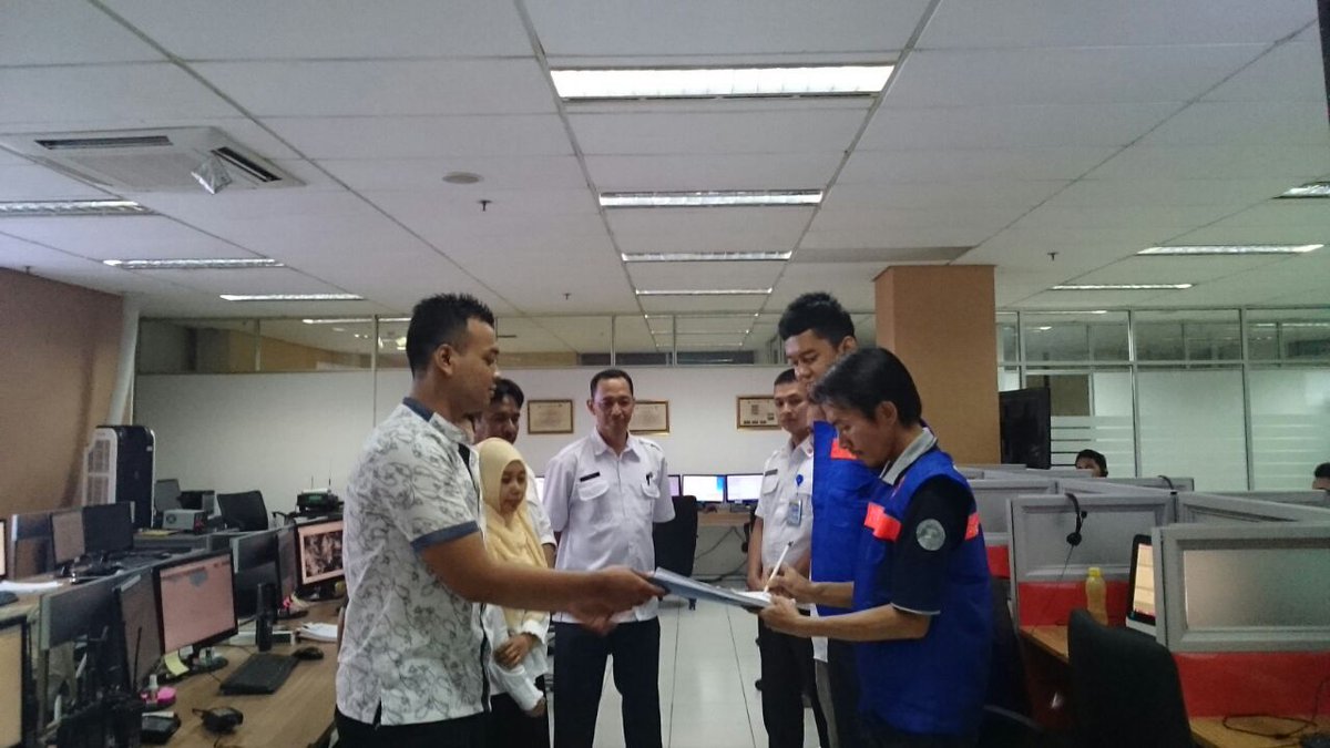 BPBDJakarta's tweet photo. Rabu, 26 Oktober 2016, Serahterima Petugas Piket Pusdalops dari Tim 2 ke Tim 3, bersama Perwira Piket dan Kabid Pengendalian &amp; Informatika. https://t.co/fGQlridAr9