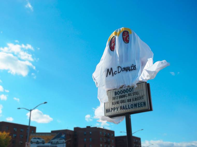 ニューヨークのバーガーキングがハロウィン仕様であのライバル店の仮装を始めた