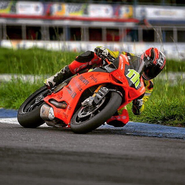MARCOSREICHERT's tweet photo. Feliz de poder regresar hacer lo que tanto amo!!! #BornToRace #MR111 #Superbike https://t.co/s9Co5ePrv7