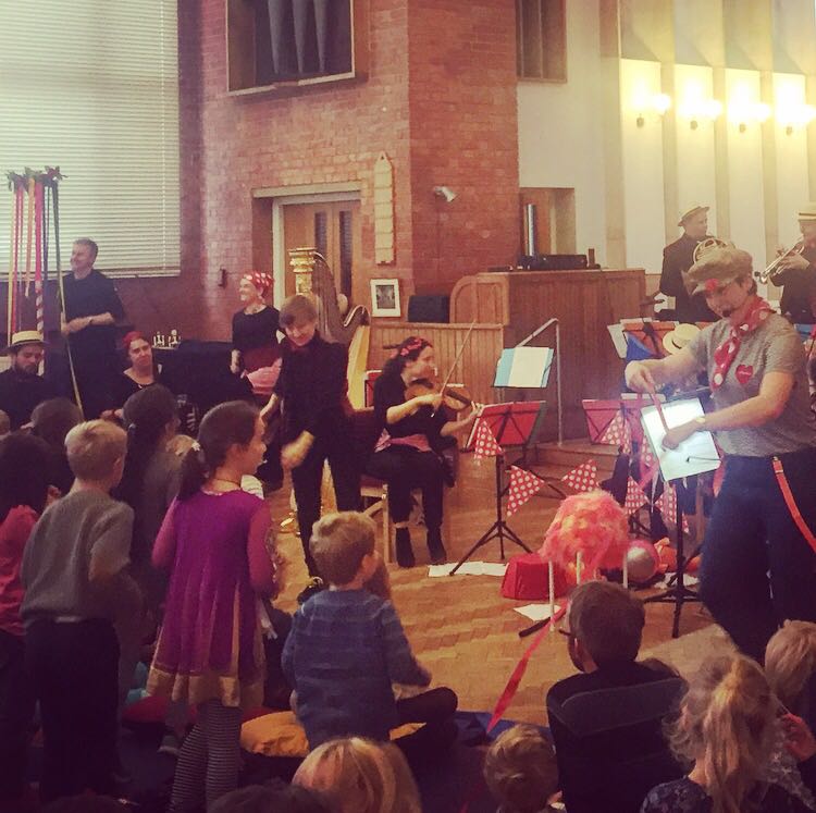 CityLdnSinfonia's tweet image. Ella from East Anglian Trad Music Trust teaches children how to step dance in Stowmarket! @OrchestrasLive #LullabyConcerts #stepdancing