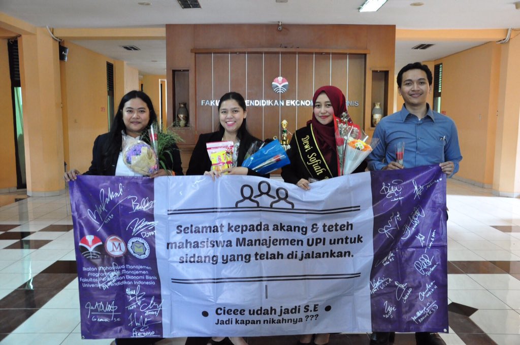 Wisudawan berfoto bersama setelah pengumuman usai sidang skripsi di Gedung Garnadi FPEB, Rabu (26/10/16).