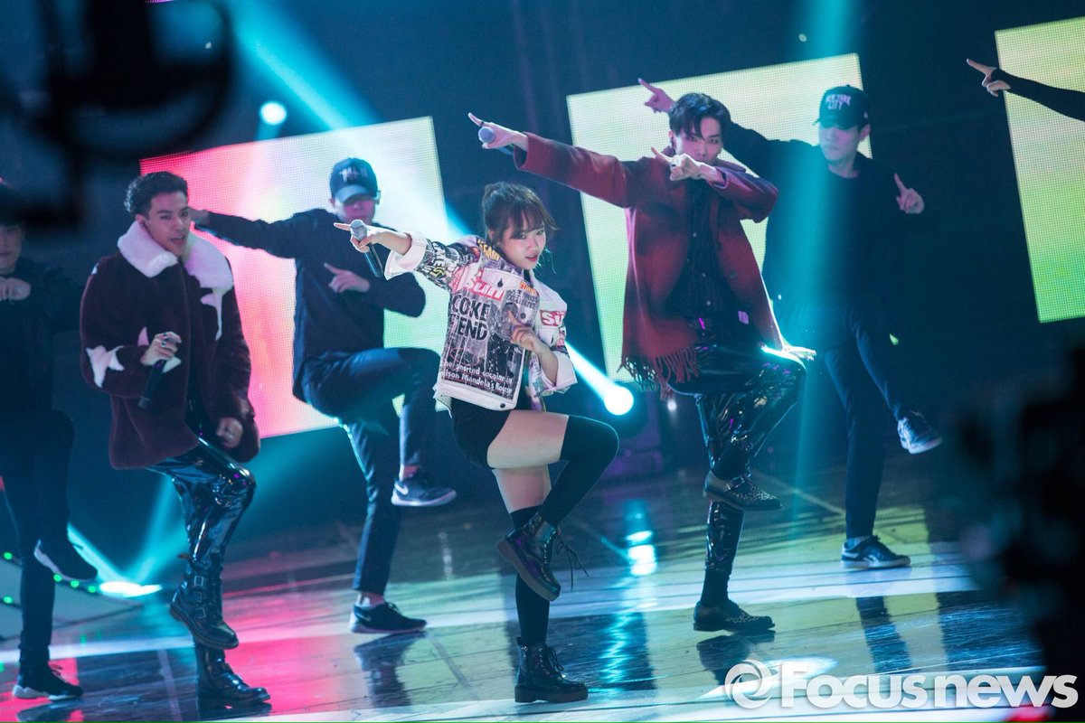 l3oom's tweet photo. SWAGGER!!! YOOJUNG RAPPER!!! HOOK GA!!! 🔥🔥🔥 #ioi #아이오아이 #최유정 #hookga #ShowChampion https://t.co/JVZzSOTpe3