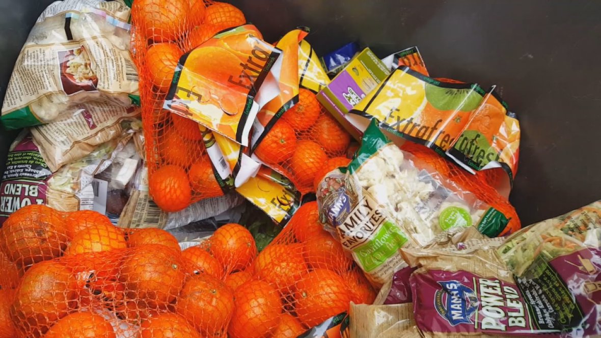 CBCNews's tweet photo. A $31-billion problem: How Canada sucks at reducing food waste https://t.co/fXTLpCsmuY https://t.co/VYF4aRDJgY