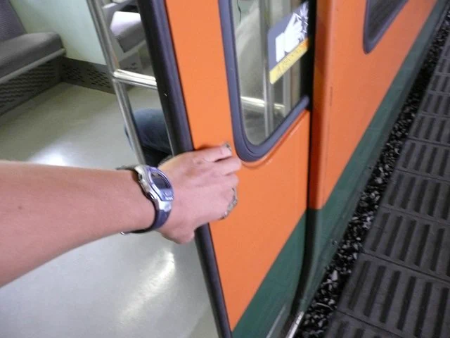 電車のドアの開閉がボタンの所が田舎だと思っていたら、手動が一番の田舎だったｗ