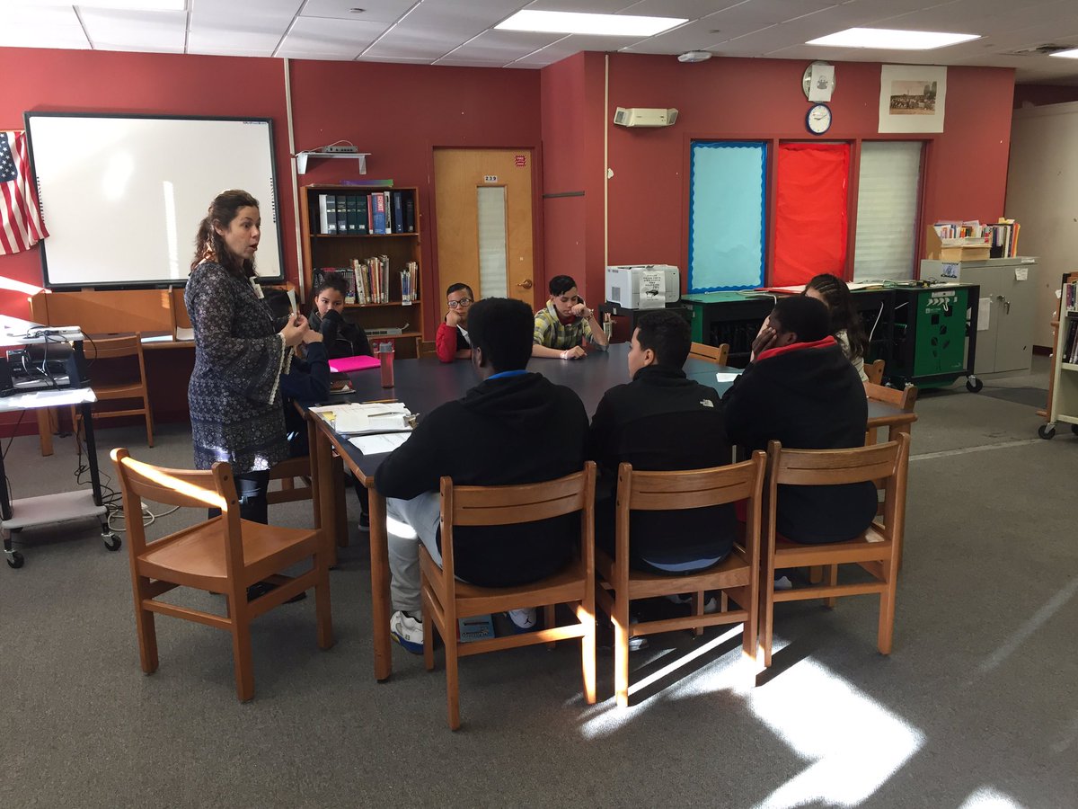 j_santossilva's tweet image. .@shena_tremblay teaches #DigitalCitizenship in stations at @Calcutt_MS! @EDDA31372 @buddycomet @HighlanderInst