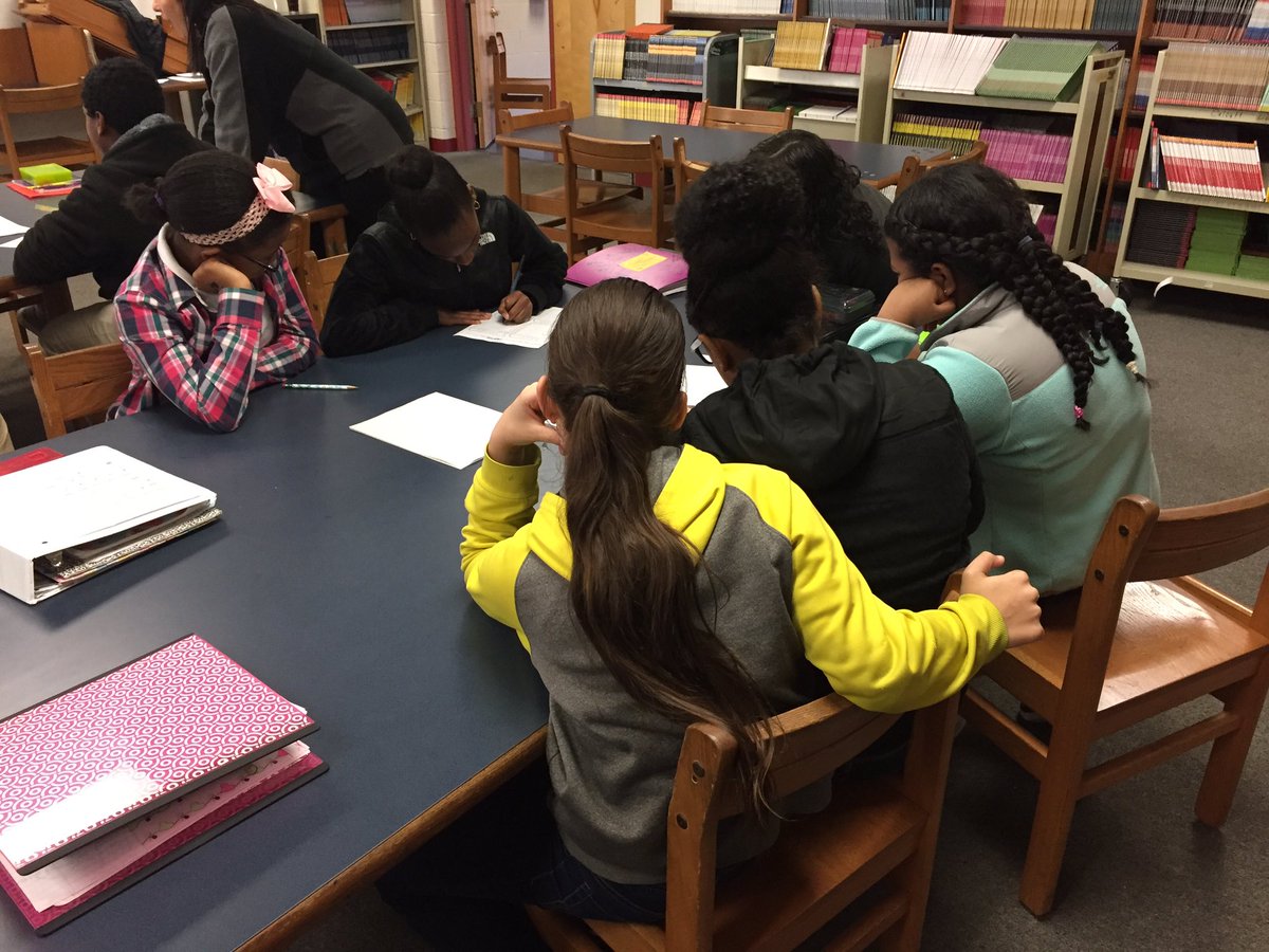 j_santossilva's tweet image. .@shena_tremblay teaches #DigitalCitizenship in stations at @Calcutt_MS! @EDDA31372 @buddycomet @HighlanderInst