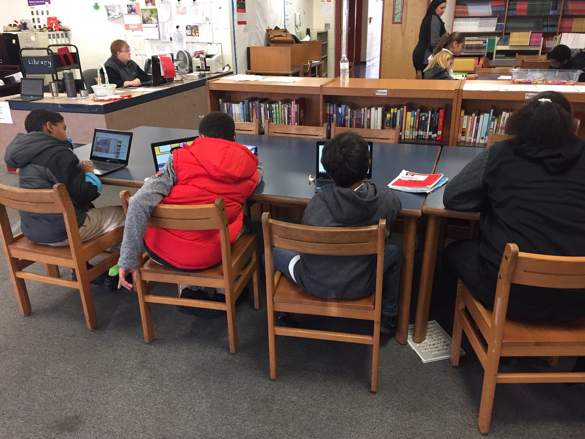 j_santossilva's tweet image. .@shena_tremblay teaches #DigitalCitizenship in stations at @Calcutt_MS! @EDDA31372 @buddycomet @HighlanderInst