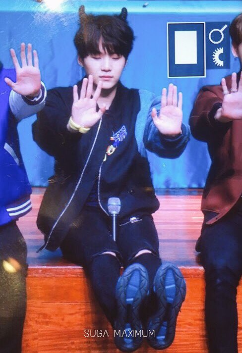 Suga_Maximum's tweet image. 161026 #BTS #SUGA 마이크가 넘어지지 않도록 하는것은 중요하다