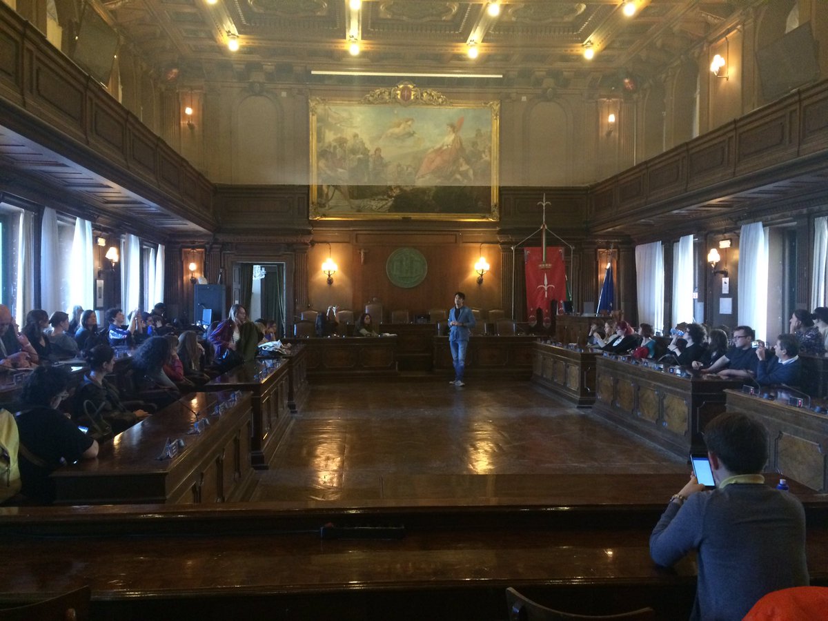 In sala del Consiglio la spiegazione del quadro raffigurante #Trieste di Cesare dell'Acqua ai multiplayers di Eurodesk