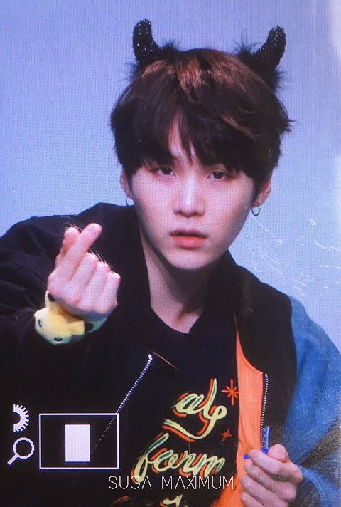 Suga_Maximum's tweet image. 161026 #BTS #SUGA 간절이 바라면 이렇게 슈가선샹님이 하트도 꺼내어 선사해주시고 그럼니다