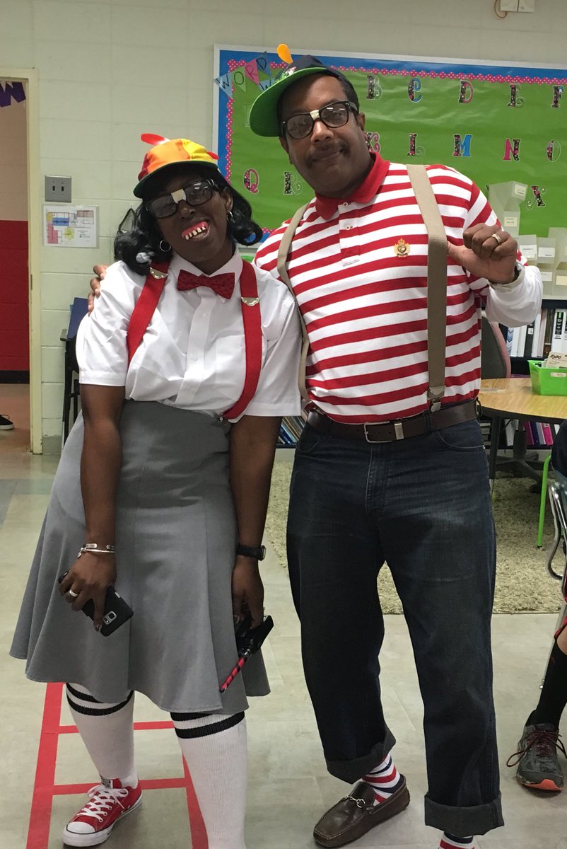 MsEllisReads's tweet photo. My nerdy bosses!
#nerdday #redribbonweek @Central_ElemE4E https://t.co/oEvBk6uPCO