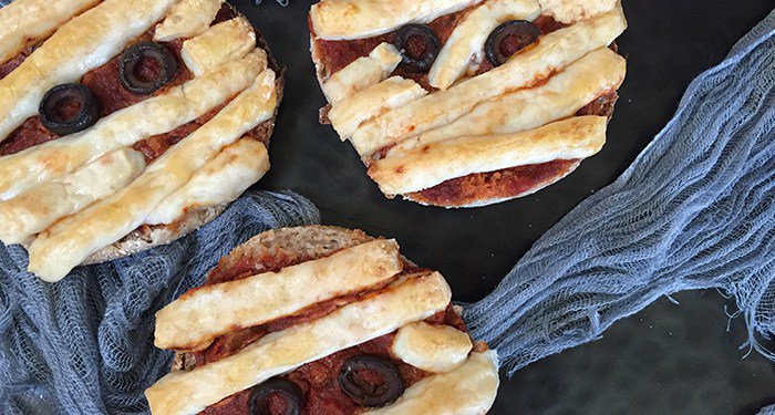 whatagoodeater's tweet photo. English Mummy Pizzas! https://t.co/ruqSU75pc4 https://t.co/vGz05DOe7T