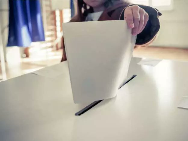 TheStarPhoenix's tweet photo. Polls open at 8 a.m. Here's everything you need to know before voting https://t.co/cqvosTD0Sa https://t.co/SoiS61YlgV