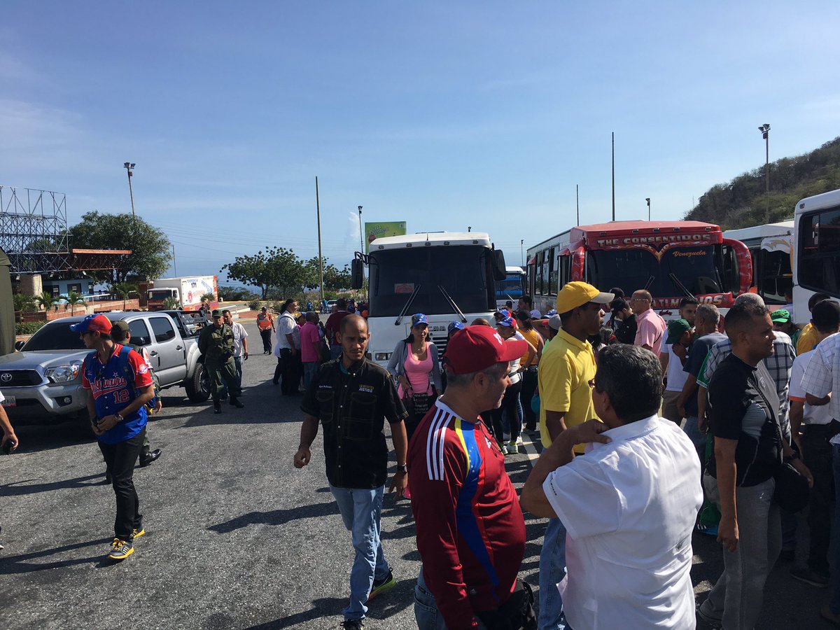 AleReportando's tweet photo. Más de 20 buses nos detiene la GN en la Autopista Caracas-La Guaira #26O 9:15 am @fcarolinahr 

Vía @joseolivaresm https://t.co/4l7IgPgeTk