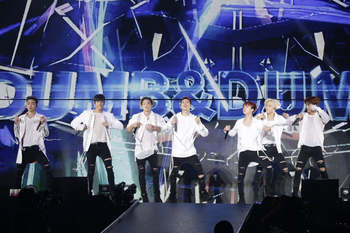 nikkan_choa's tweet photo. レポ② #iKON は新人として異例の動員数を記録。この日のステージでは、スタンド席の側に花道を作ってファンの近くまで出向けば「ＭＹ　ＴＹＰＥ」の途中には流行中のピコ太郎の「ペンパイナッポーアッポーペン（ＰＰＡＰ）」を披露するなど、駆けつけた１万３０００人のファンを楽しませた。 https://t.co/7dHkQ5kj4F