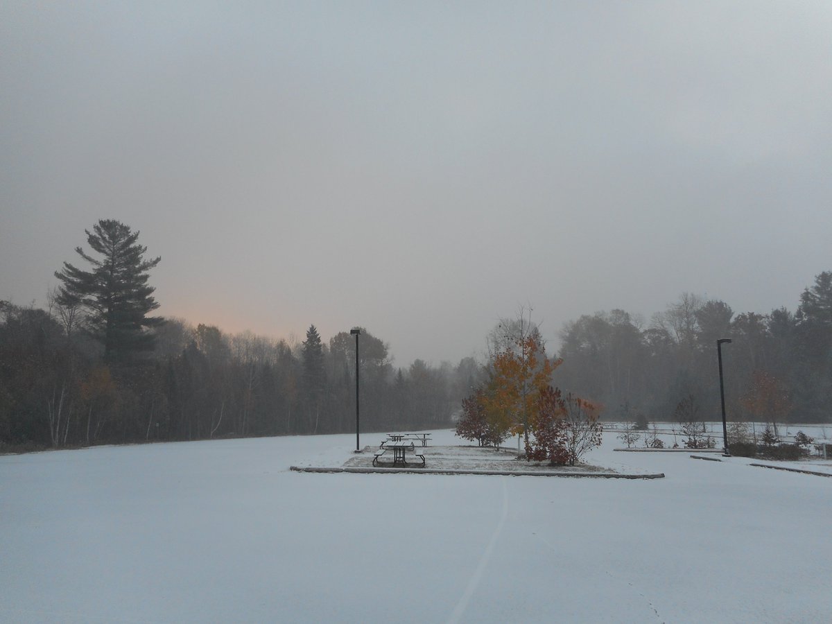 Algonquin_PP's tweet photo. It snowed at the @Algonquin_PP Visitor Ctr over night! https://t.co/PRgw7UE7zG