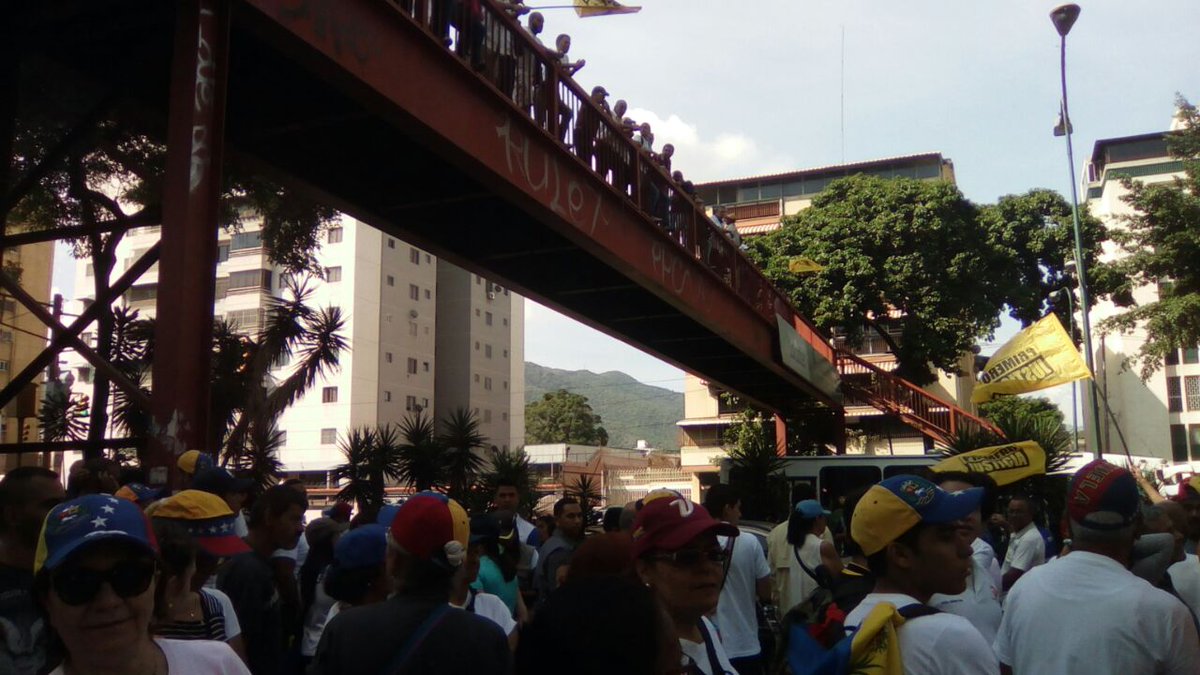 unidadvenezuela's tweet photo. Oeste de Caracas se concentra en la avenida Avenida O'Higgins #TomaDeVenezuela https://t.co/LeFfjEzD3Q