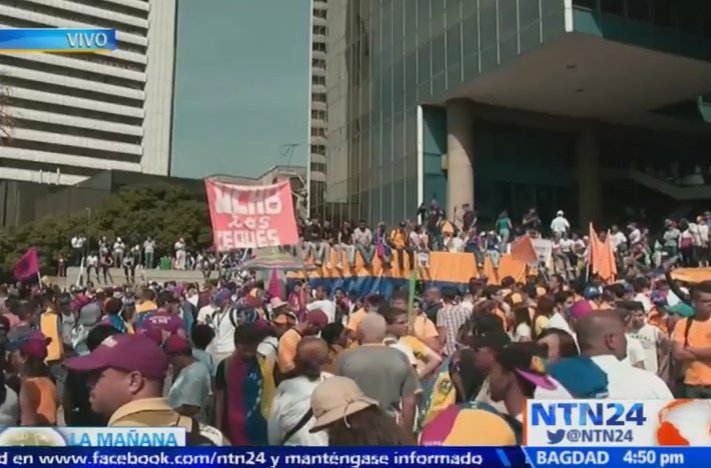 NTN24ve's tweet photo. Imágenes EN VIVO desde Caracas con el inicio de la jornada de la #TomaDeVenezuela → https://t.co/apxq5laQJd https://t.co/Calg5Wa6p4
