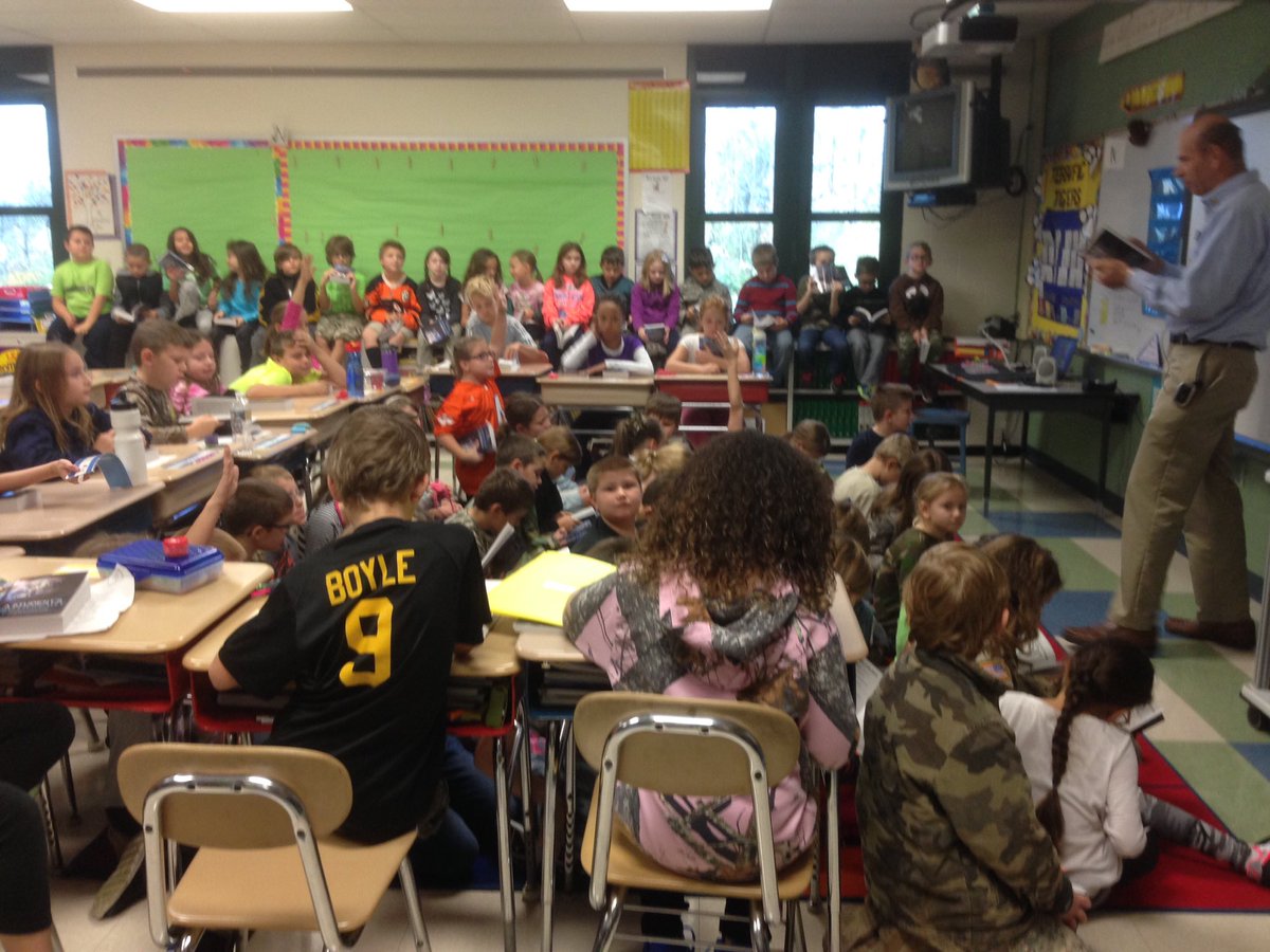 MariaPulli1015's tweet photo. 3rd graders received dictionaries from the Rotary! #nwetigers #NWTigerPride #thankyourotary https://t.co/nSIu9pwCmp