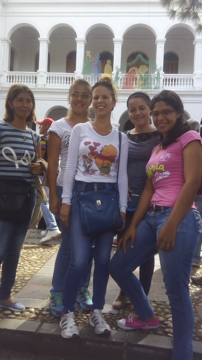 Personal de la escuela presente en defensa de la Constitución y de Venezuela