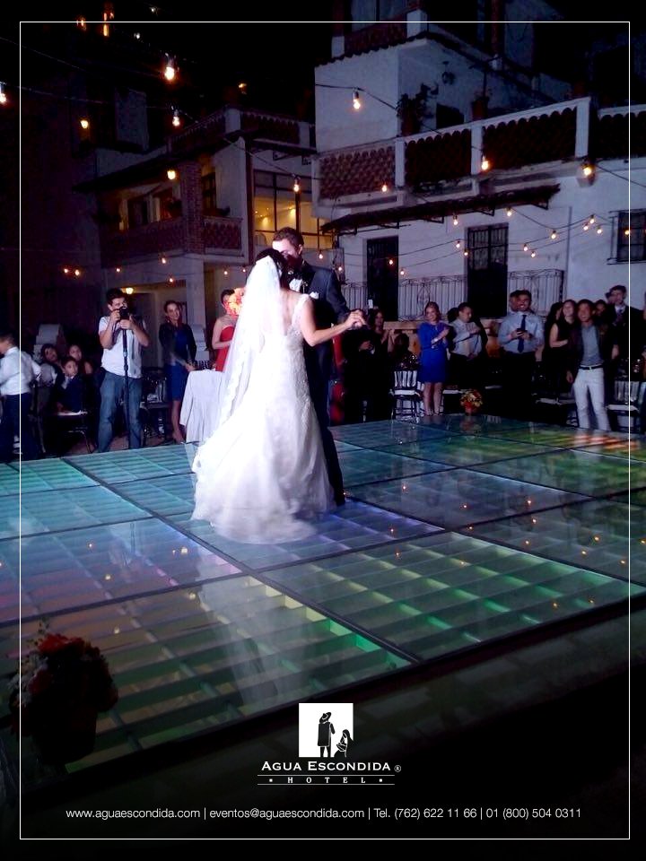 Momentos mágicos que quedarán grabados por siempre en tu memoria }
Planea tu boda con nosotros.