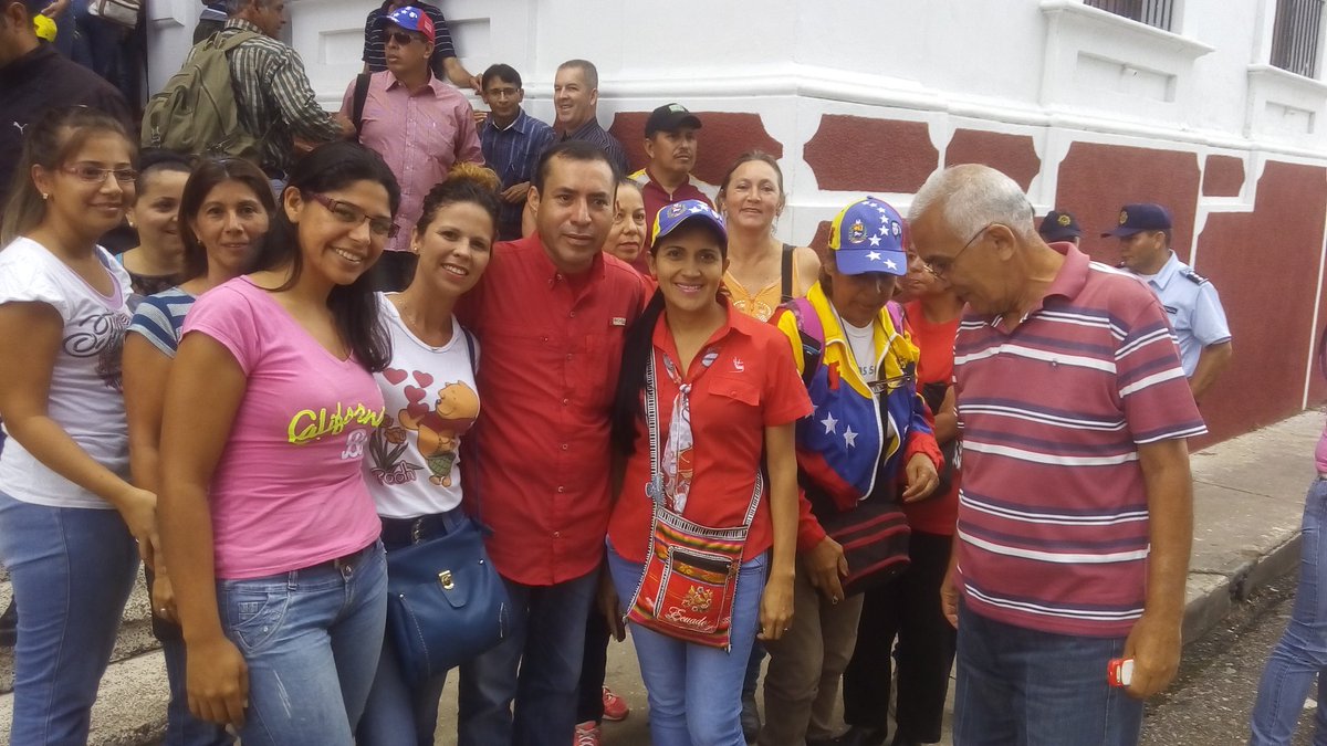 Personal de la escuela y Prefecto de Córdoba presentes en el la gobernación del Táchira