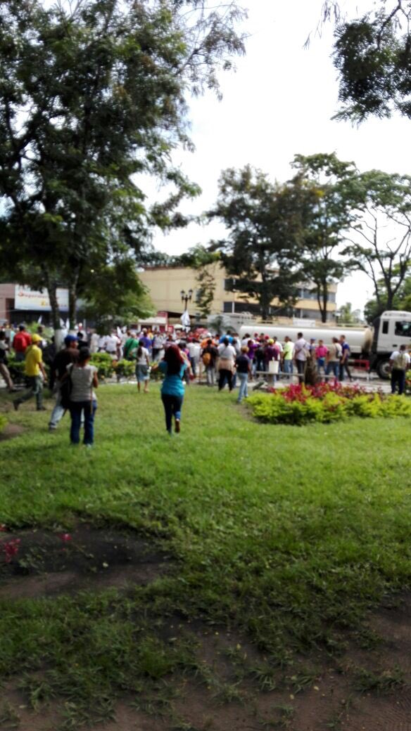 diarioelvistazo's tweet photo. Opositores espantados por cisternas que limpian Plaza Bolívar #ElTigre, punto de concentración #TomaDeVenezuela via @JoseBritoR https://t.co/v8dEOyr9lF