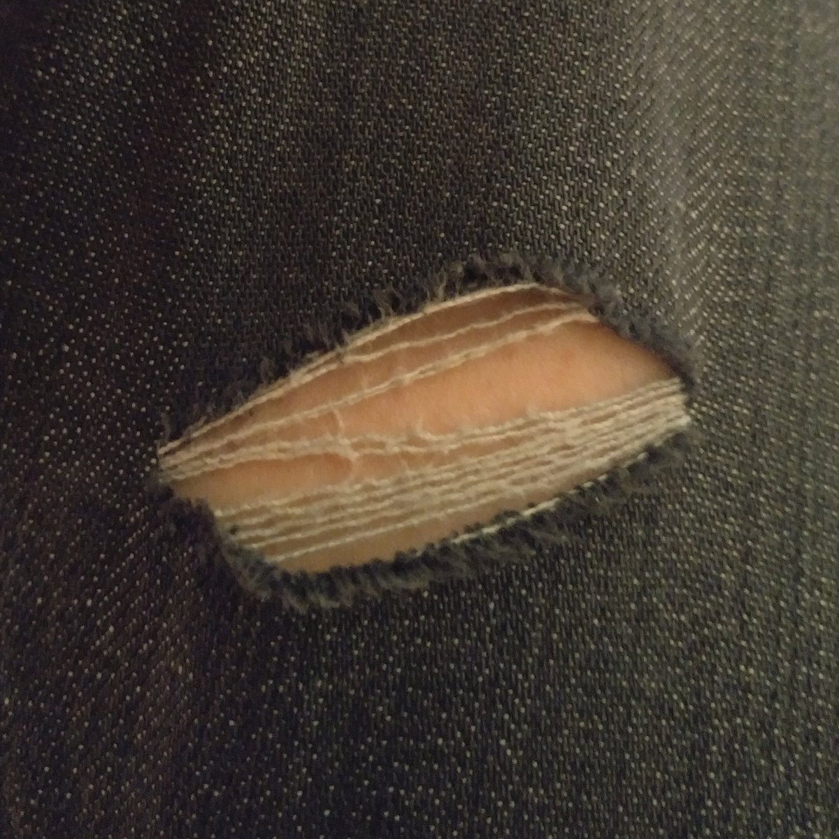LassiPekkarinen's tweet photo. Aina yhtä hieno fiilis, kun housut repeävät kesken työpäivän. No, kotiin selvittiin. #revähdys #persaus https://t.co/Yc7yhvkIEQ