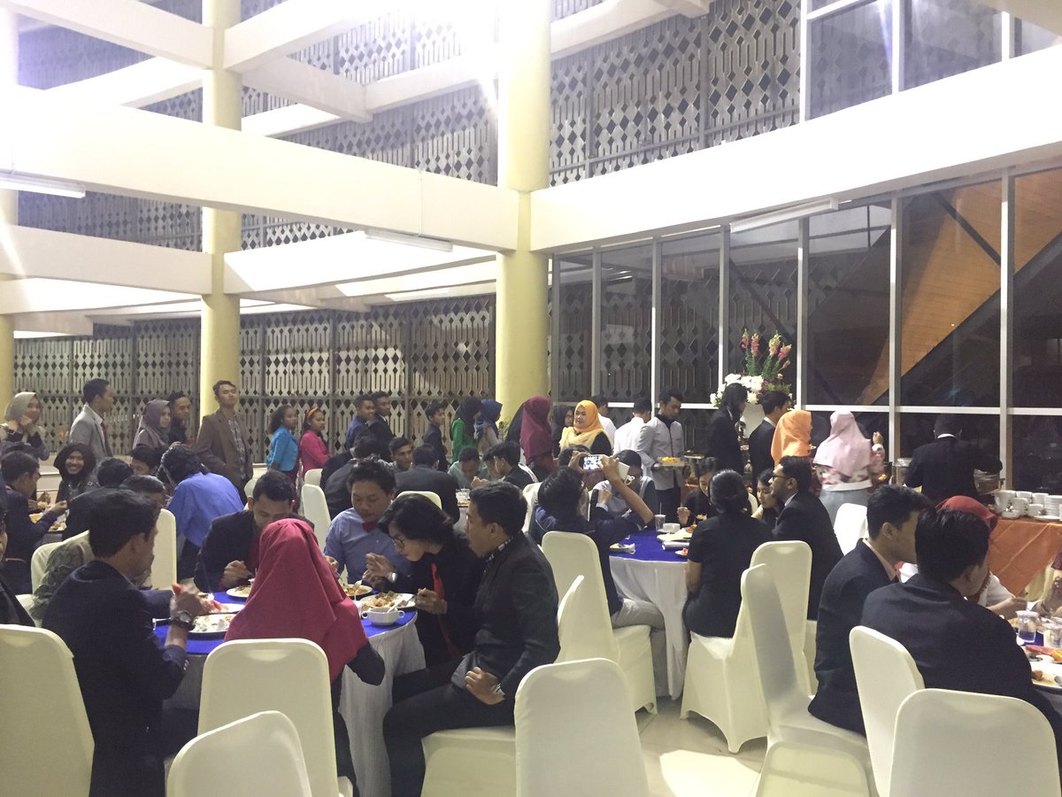 TemuAdMI2016's tweet photo. [LIVE REPORT]

Sedang berlangsung Gala Dinner Temu AdMI 2016

#TemuAdMI2016 https://t.co/XKSoMVA5e3