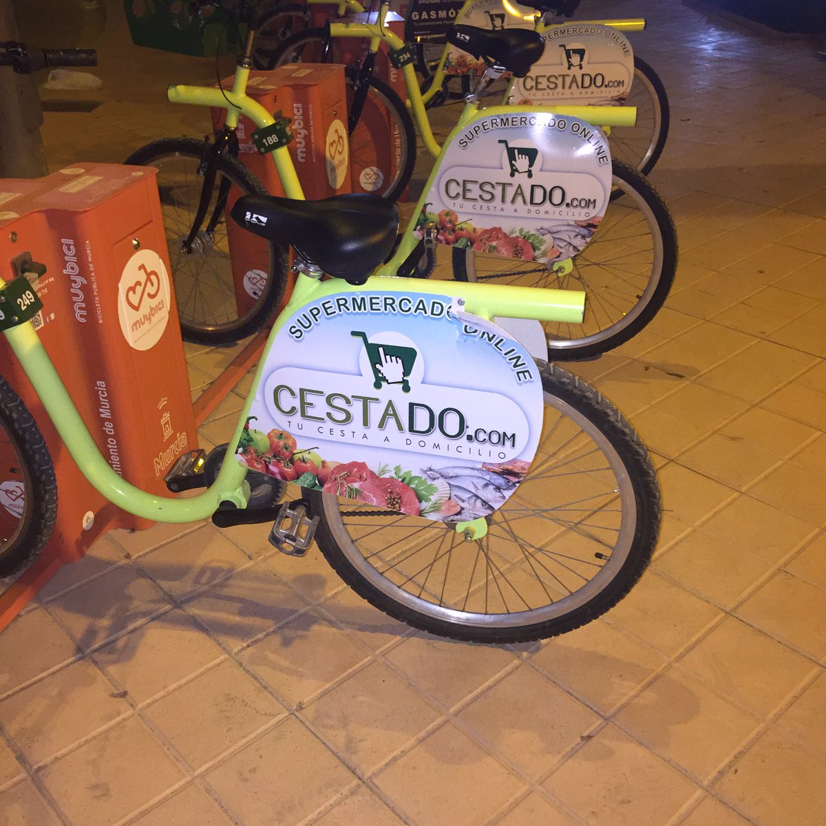 Cuatro bicis de <a href="/CestadoSuper/">Cestado - Supermercado Online en Murcia</a> fomentando una vida saludable y libre de humos #CestadoyPedalea en #paseoflorencia