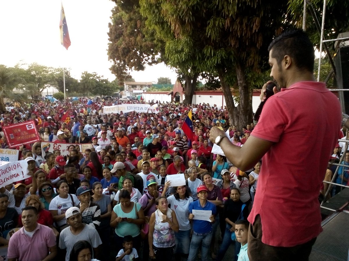 Adan_Coromoto's tweet photo. #ChavismoEsCalleYPaz QUE LO ENTIENDA LA DERECHA¡ #AHORA con el pueblo patriota en las afueras de la Residencia de Gobernadores¡¡ https://t.co/LPLPCEgsBn