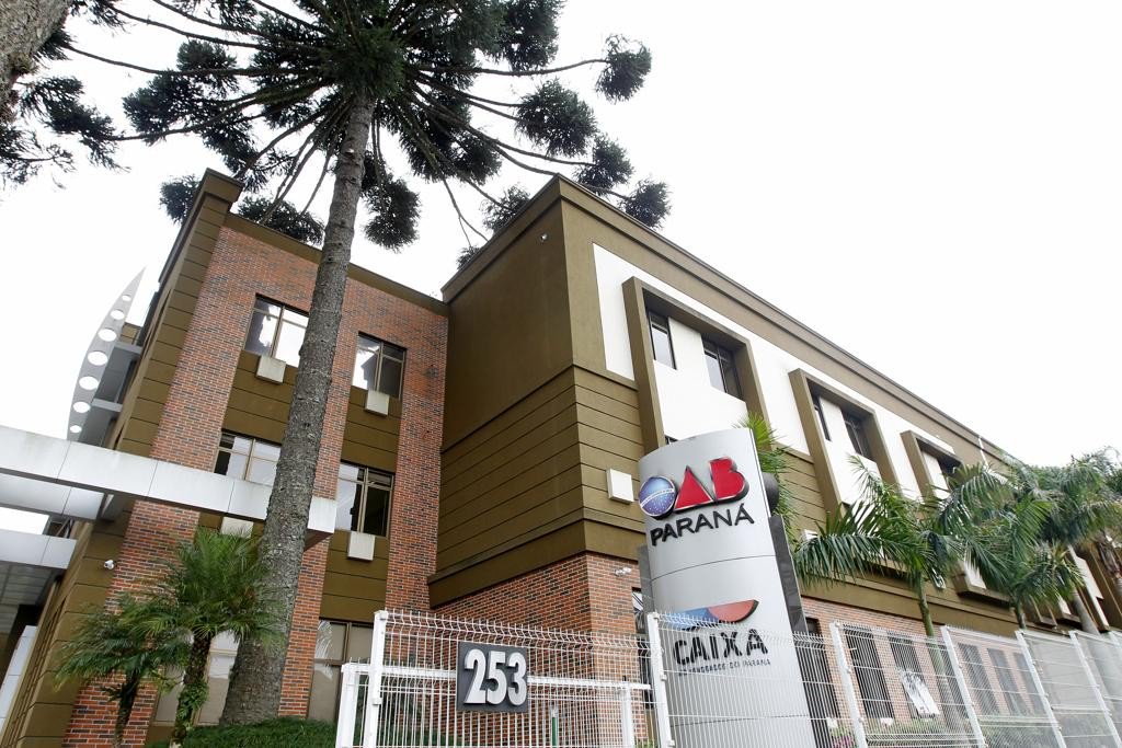gazetadopovo's tweet photo. OAB rebate afirmação de Richa sobre ocupações. https://t.co/qsFIJBNVk5 https://t.co/3XEp2HqceX