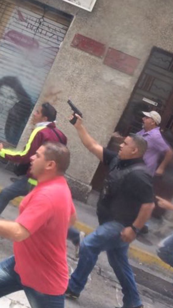 carlosramirezl3's tweet photo. EN MÉRIDA
EN TÁCHIRA
EN ARAGUA
Los gobernadores Alexis Ramírez, Vielma Mora y Tareck el Aissami mandaron a disparar contra el pueblo https://t.co/z94FRHaZZt