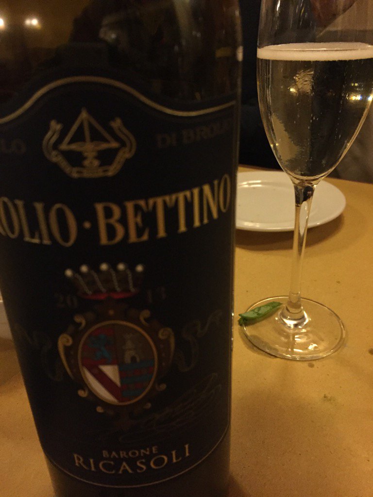 winebor's tweet image. #Chianti Classico and bubbles in the Prosecco. Yep, I'm in #Tuscany.