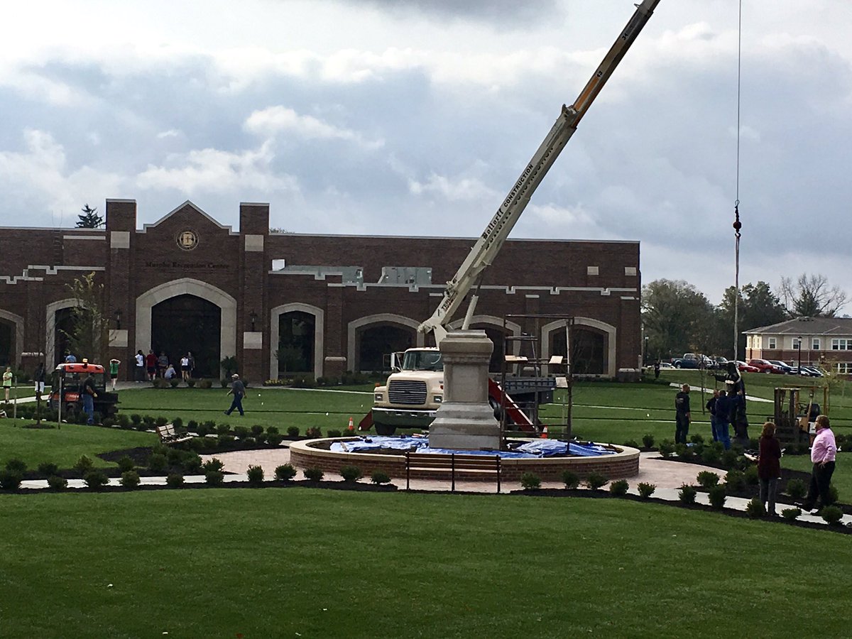 BenedictineKS's tweet photo. Installing the Sacred Heart of Jesus statue! Join us for the official dedication in Raven Memorial Park on Sunday after the 10am mass! https://t.co/IXc3UvEV5L