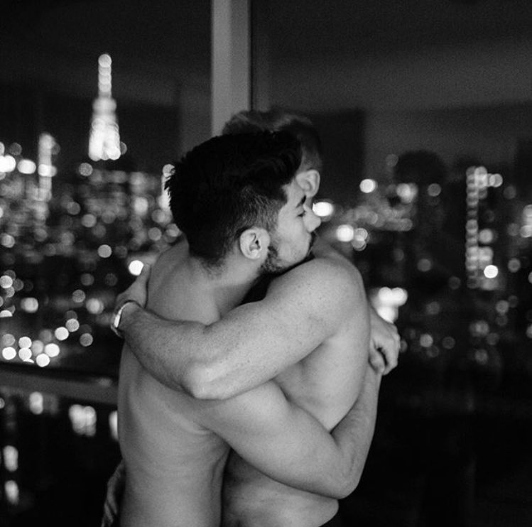 الحب لايؤذي أحداً، لا يهم إن تقبلنا المجتمع أو رفضنا، لأنني سأظل متمسكاً بك❤️🏳️‍🌈