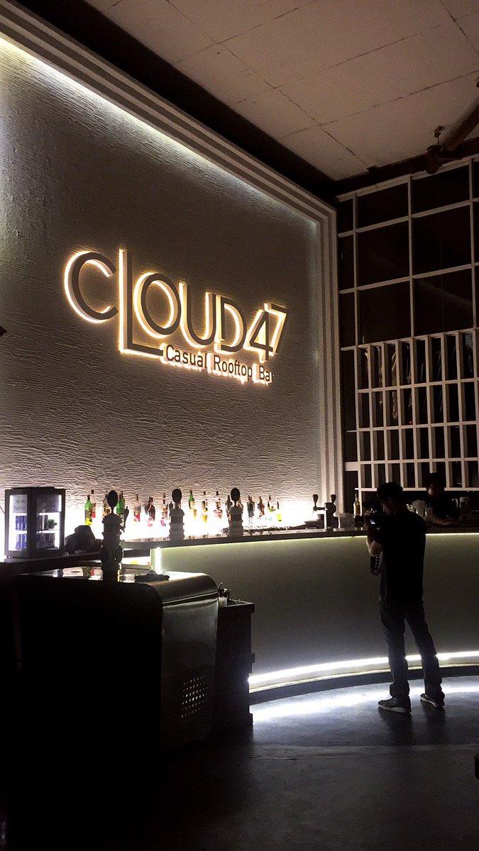 WorldJuanderer's tweet photo. A casual drink at #Bangkok’s well-known rooftop bar, #Cloud47, lets you unwind while enjoying spectacular views of the Bangkok skyline. https://t.co/Ouw3RElqEm