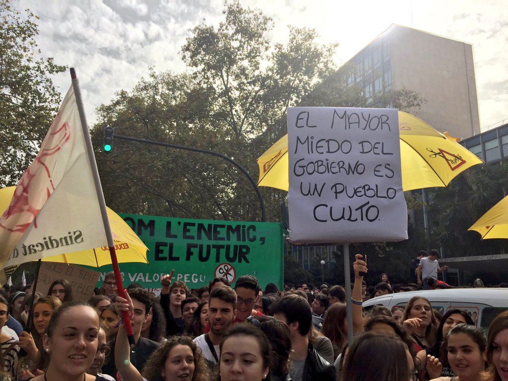 EliaOrtizz's tweet photo. Ni somos un experimento, ni somos la generación perdida. ¡Nuestro futuro es NUESTRO! #NoALaLOMCE #NoALaRavalida #26Oct https://t.co/8KP8qSmHYf