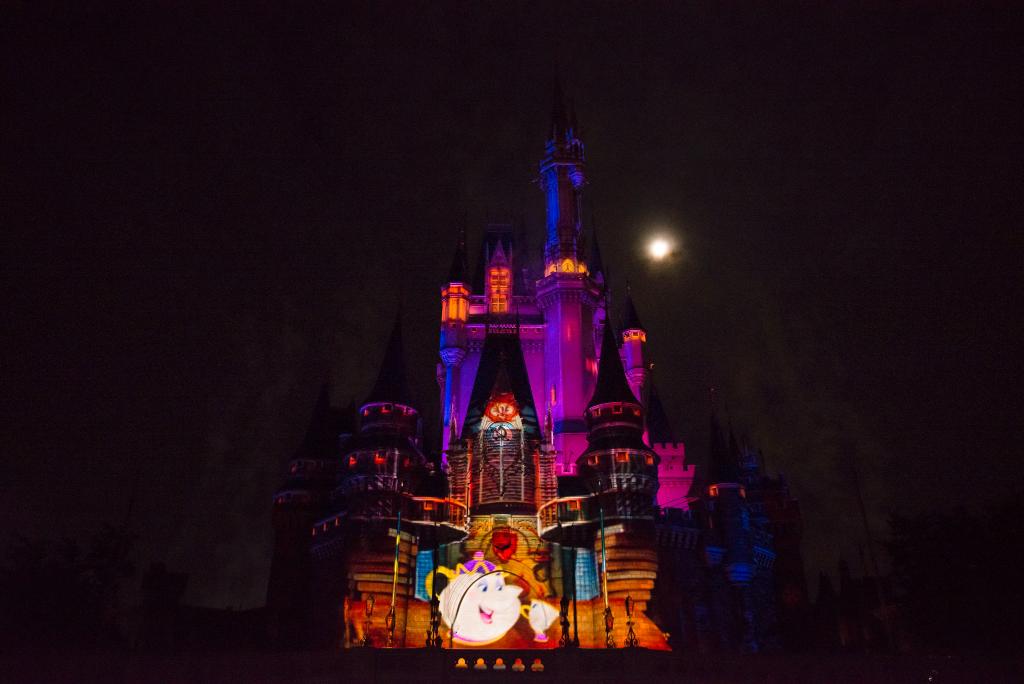 WaltDisneyWorld's tweet photo. Classic Disney fairy tales light up Cinderella Castle in "Once Upon a Time” - coming soon to #WaltDisneyWorld! https://t.co/ck30wYYhN6 https://t.co/6vYySrKSb1