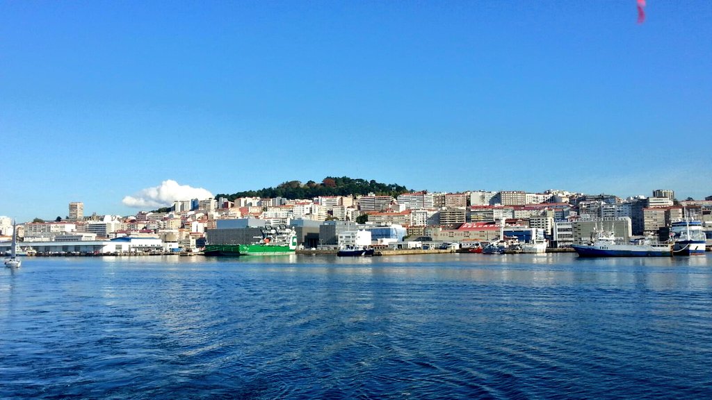 laALACENARoja's tweet photo. A bordo de @piratasdenabia realizando la ruta de #Vigopesqueiro y conociendo el #Vigo #industrial desde otra perspectiva. #turismoindustrial https://t.co/bHedQP3vkN