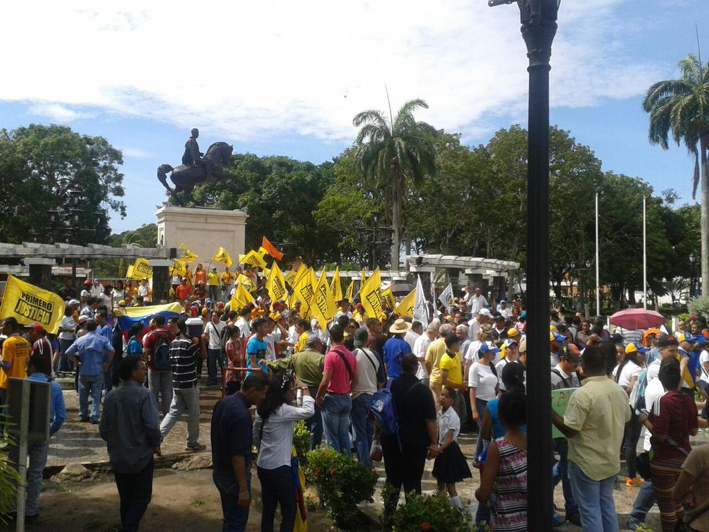 diarioelvistazo's tweet photo. #TomaDeVenezuela Cisterna desató batalla de piedras frente a la Alcaldía de #ElTigre - https://t.co/yslJeBMH8W https://t.co/UIc88W0sUZ
