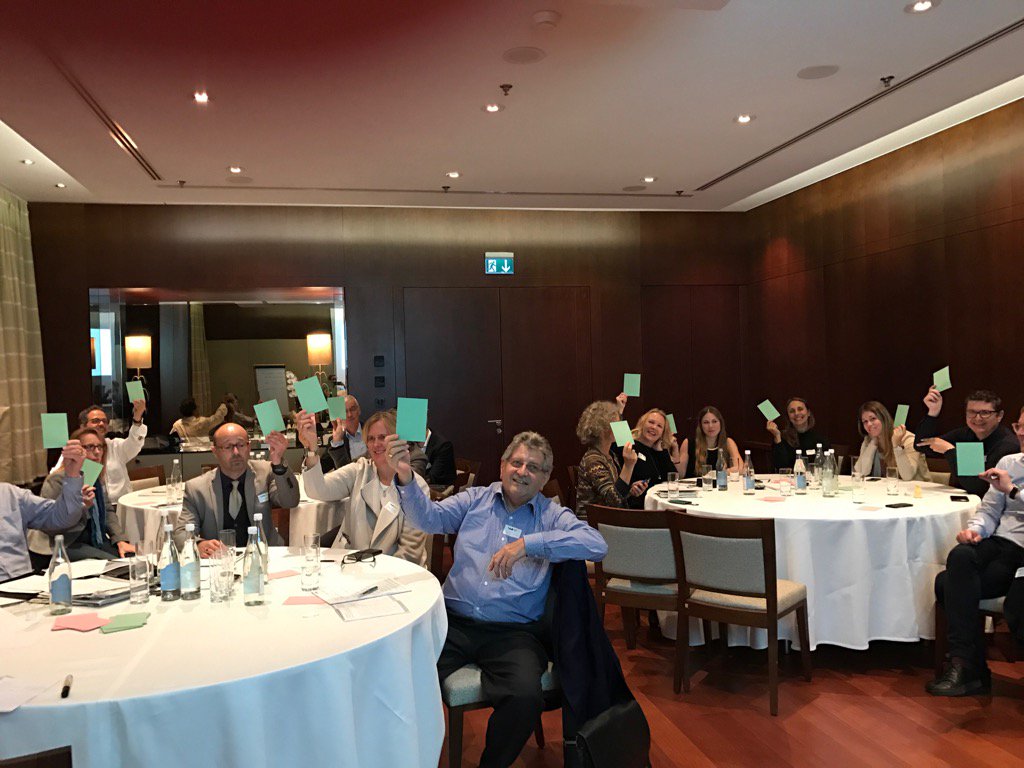 barbarajosef's tweet photo. Workshop Gesellschaft: Grüne Karte = mein Job existiert noch in 50 Jahren. Hmmm... Optimismus ist Trumpf! #sgoHT2016 https://t.co/Yetmbzt8PN