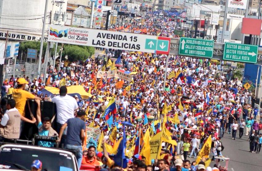 JuanPGuanipa's tweet photo. Cuando un pueblo se organiza en UNIDAD no hay opresor que pueda detenerlo. Aquí está el Zulia como siempre dando la cara. #LaTomaDeVenezuela https://t.co/LMYKcgURMm