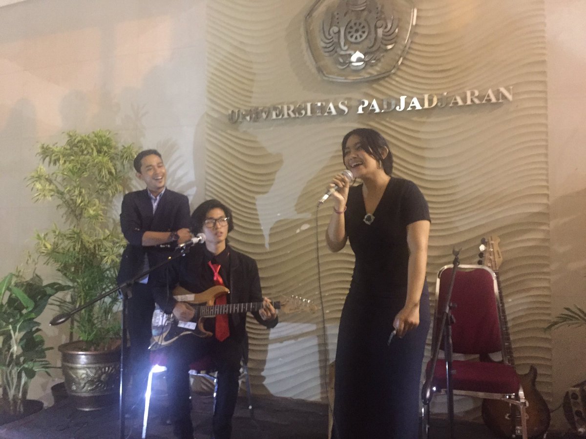 TemuAdMI2016's tweet photo. [LIVE REPORT]

Penampilan dari delegasi Temu AdMI 2016

#TemuAdMI2016 https://t.co/DcjsUHQTmE