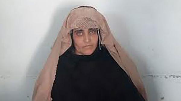 infobaeamerica's tweet photo. Pakistán arrestó a la famosa "niña afgana" de National Geographic por llevar documentos falsos https://t.co/J4dG5k7YKn https://t.co/j5a9fT0GrL